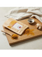sachet curcuma poudre sur table