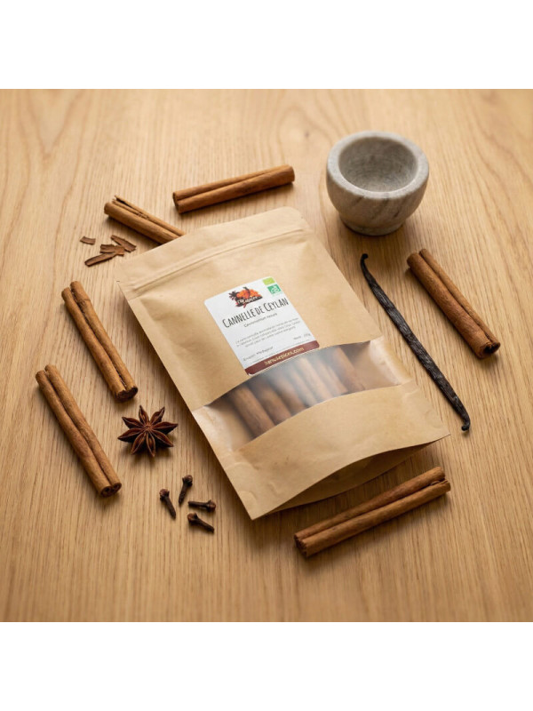 Sachet de cannelle de ceylan sur table