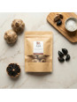 sachet d'ail noir sur la table