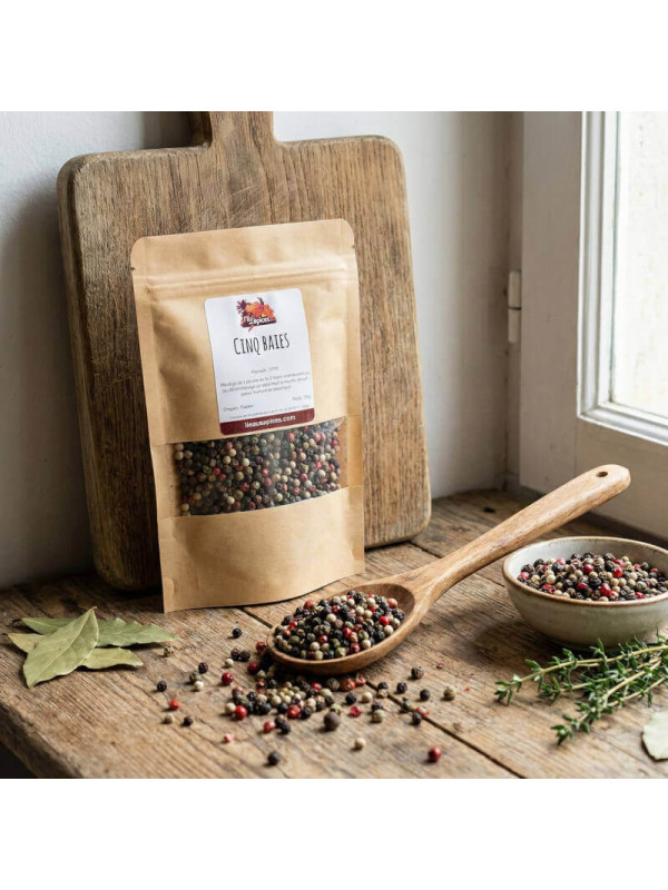 sachet de poivre cinq baie sur plan de travail