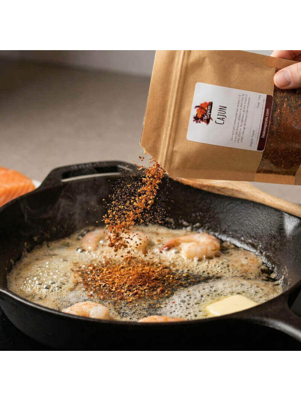 épices cajun dans une poêle