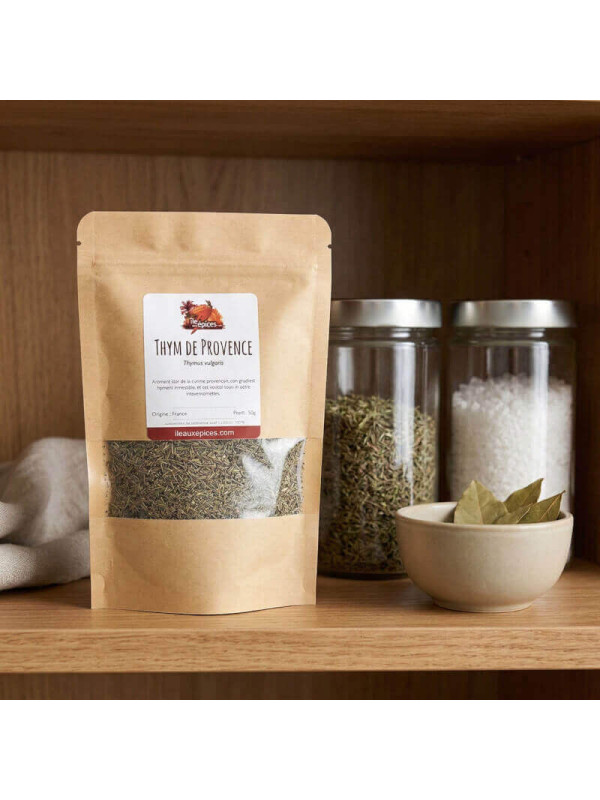sachet de thym sur une étagère