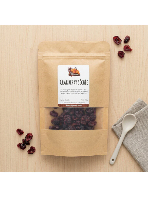 sachet de cranberries séchées sur table