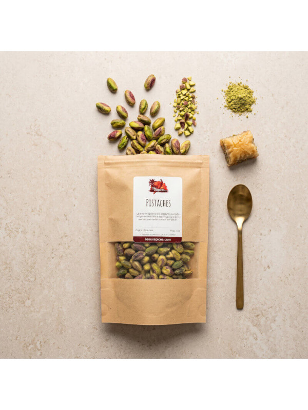 sachet de pistaches décortiquées sur table