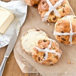 Hot cross buns brioche de Pâques anglaise